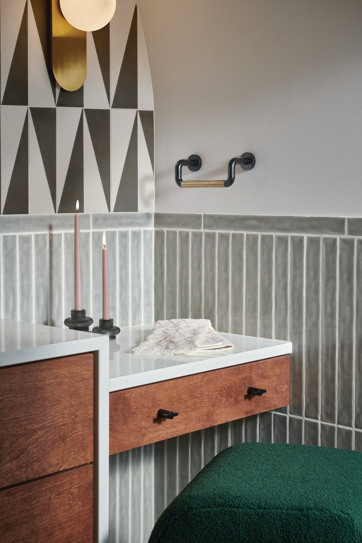 Litze - 8" Towel Bar - Zinc - Matte Black/Luxe Gold